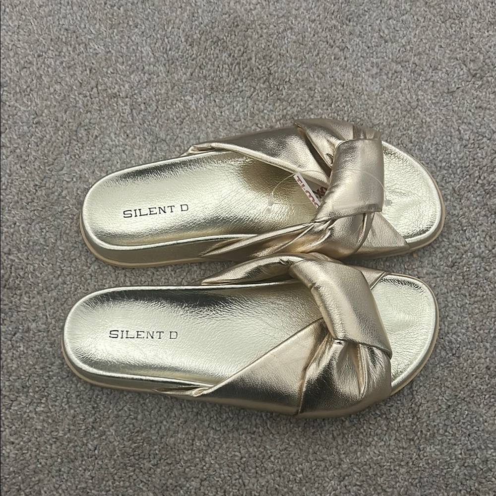 Elegant Gold Sandals with Knotted Design